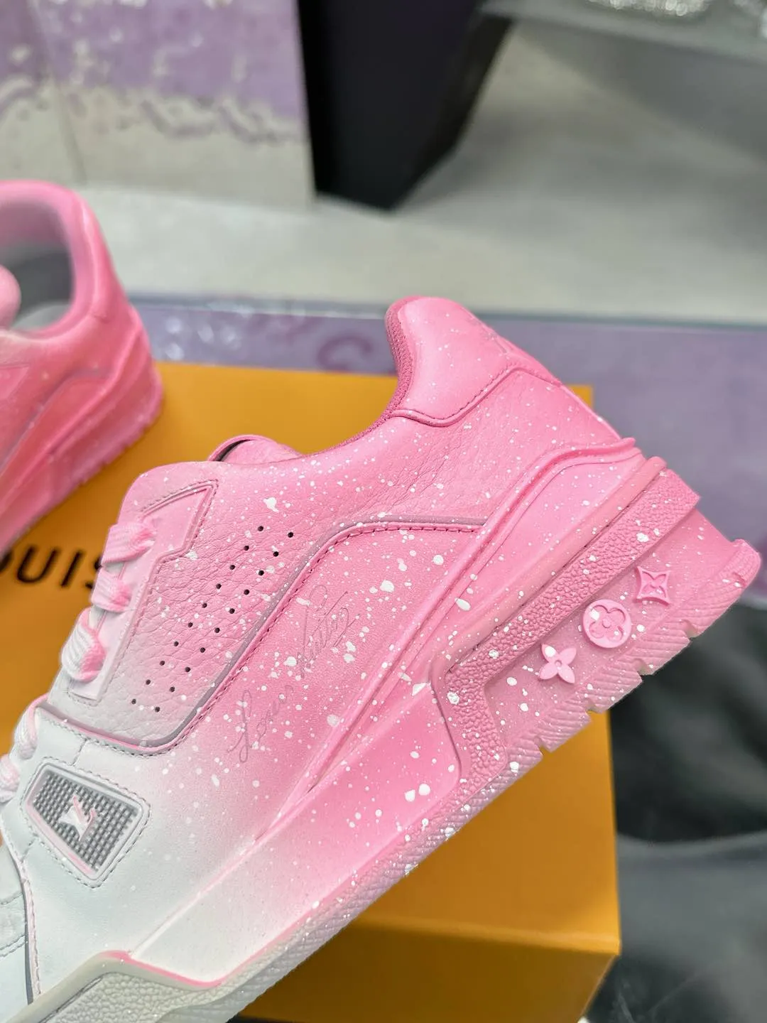 Men's men's shoes💰840❤️❤️❤️ (craft style, hand-rubbed, distressed, solid color, couple style) Original development, quality shipment, welcome to compare ❥❥❥❥❥❥LV sneaker series LV Trainer Maxi sneakers introduce the loose silhouette of the ready-to-wear series into the LV Trainer sneaker design written by Virgil Abloh, making an eye-catching appearance at the 2023 spring and summer men's wear show. The cow leather upper is combined with rough fabric laces, and colorful beading highlights the brand's classic elements. LV letters mark the tongue and Monogram floral outsole. Mixed materials Made of first-layer cowhide, wrapped in imported custom-printed denim, thick shoelace design, large Monogram print on the side, "lv 54" badges on the tongue and heel, rubber outsole decorated with Monogram flowers, mesh lining and cotton feet, the comfort is as extreme as ever, premium heritage, quality first, worth owning! Size: 35-40 for women, 39-44 for men (45 and 46 are custom-made and non-returnable) ♡Full set of packaging with original gift box